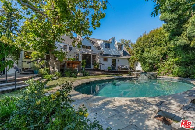 233 S Saltair Avenue, Los Angeles CA: https://media.crmls.org/mediaz/a75fee8c-6694-4c9a-aaee-9e3ed472f7c3.jpg
