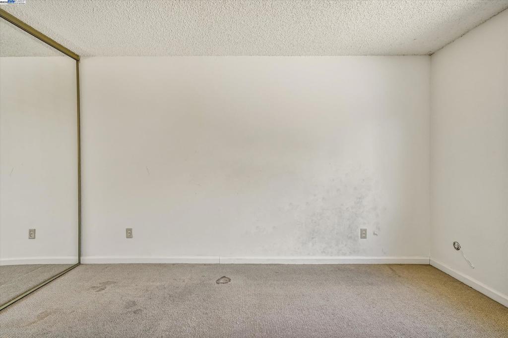 https://media.crmls.org/mediaz/a75ff5c7-8436-49f5-9dfb-d62ab5b14e86.jpg?preset=X-Large