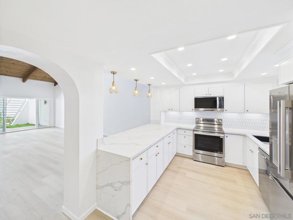 670 Bel Air Dr W