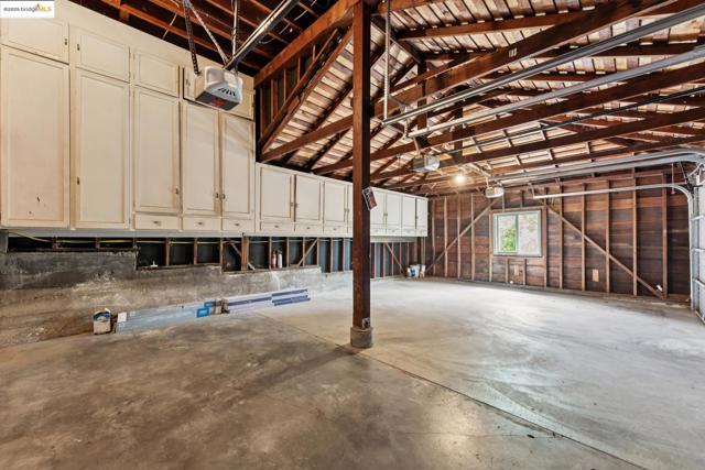 1057 Arlington Blvd, El Cerrito CA: https://media.crmls.org/mediaz/a761a076-b52d-4008-a987-248c0f938057.jpg