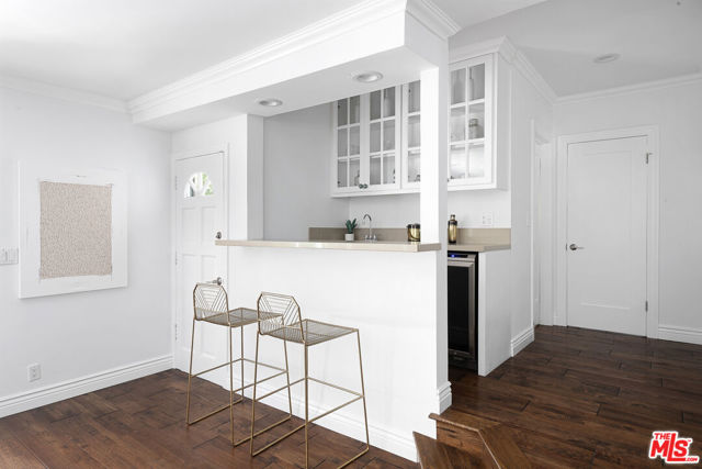 543 N June Street, Los Angeles CA: https://media.crmls.org/mediaz/a761eb38-eaae-4518-8e81-f6554a4984c4.jpg