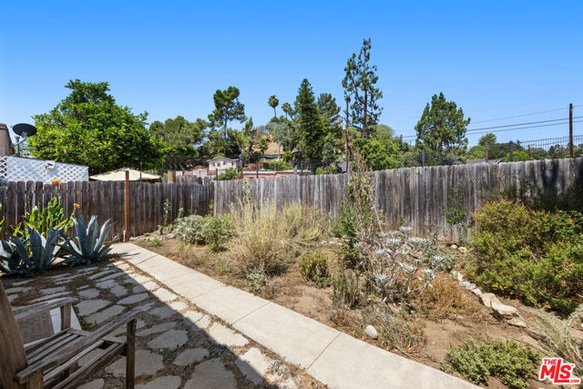 4015 Shelburn Court, Los Angeles CA: https://media.crmls.org/mediaz/a7628ffb-e704-4144-9ccf-d960a75fb1bc.jpg