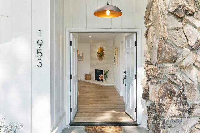 1953 Rayshire Street, Thousand Oaks CA: https://media.crmls.org/mediaz/a7635e85-1108-44cf-9185-4f5c37fc15fb.jpg