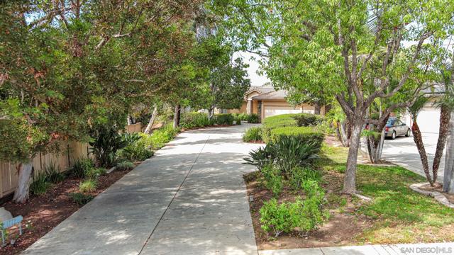 1772 Crescent Knolls Gln, Escondido CA: https://media.crmls.org/mediaz/a7638c42-9bf0-48e4-8d3e-c22ad4210cfc.jpg