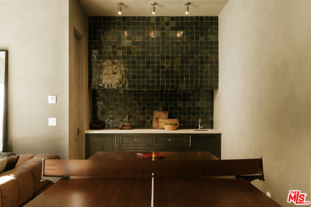 4209 Vantage Avenue, Studio City CA: https://media.crmls.org/mediaz/a763900c-5cba-43b0-b573-1387ce9e40c9.jpg