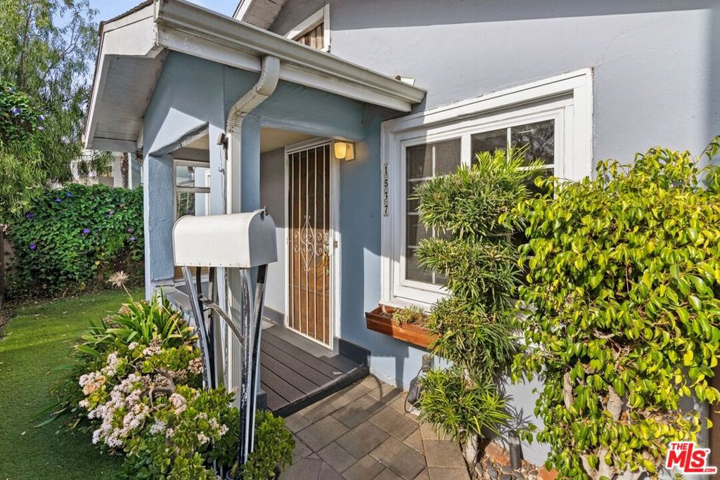 1537 Cabrillo Avenue