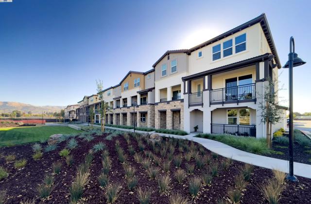 Photo is of community, not the actual home for sale.