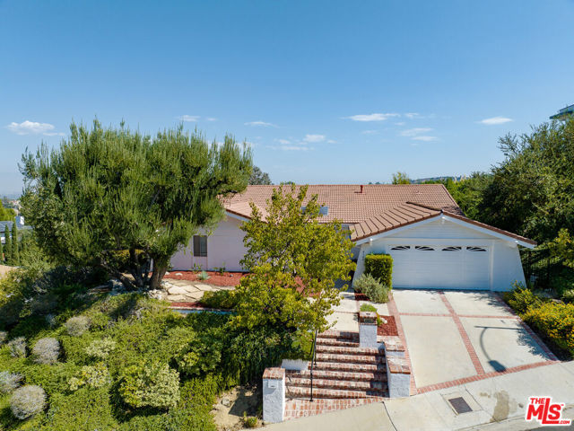 4344 Gayle Drive, Tarzana CA: https://media.crmls.org/mediaz/a764e46b-5d9c-4d88-a49f-939bca360e9e.jpg