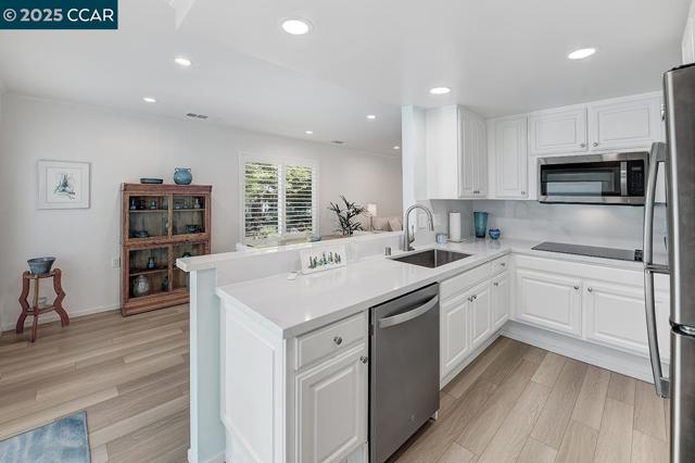 3128 Tice Creek Dr, Walnut Creek CA: https://media.crmls.org/mediaz/a764e7a7-2628-4a27-8445-515826054140.jpg
