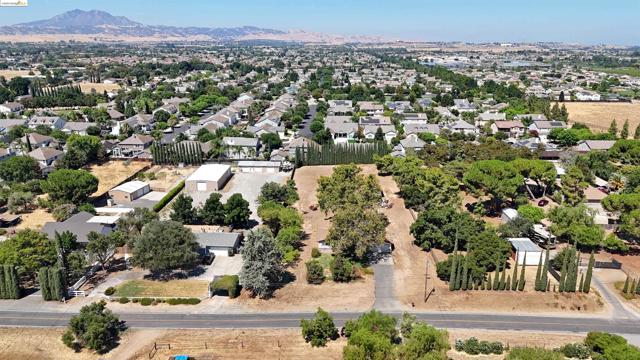 2921 Anderson Ln, Brentwood CA: https://media.crmls.org/mediaz/a76504a8-9067-422d-a070-d5d4b6ee58c9.jpg