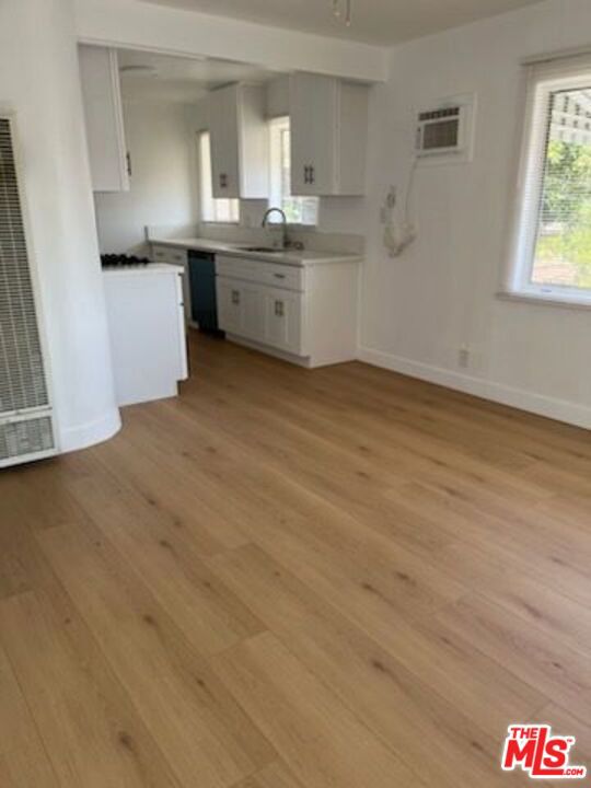 901 E Acacia Avenue, Glendale CA: https://media.crmls.org/mediaz/a76544a1-11c3-49a9-a985-6235b3fa3805.jpg