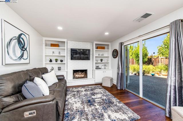 260 Mara Pl, San Ramon CA: https://media.crmls.org/mediaz/a766a2de-8cb2-42e5-88ae-541e0bb281d2.jpg
