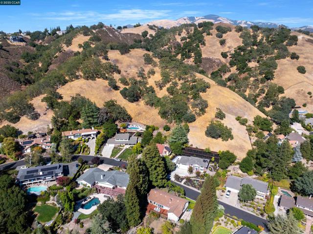 2646 Roundhill Dr, Alamo CA: https://media.crmls.org/mediaz/a766da57-4939-4e18-8274-9193df6d130a.jpg