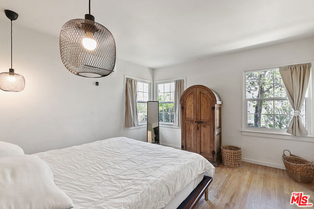 11320 Alethea Drive, Sunland CA: https://media.crmls.org/mediaz/a766f9b7-86a6-4277-8671-3e78bb0b8d7f.jpg