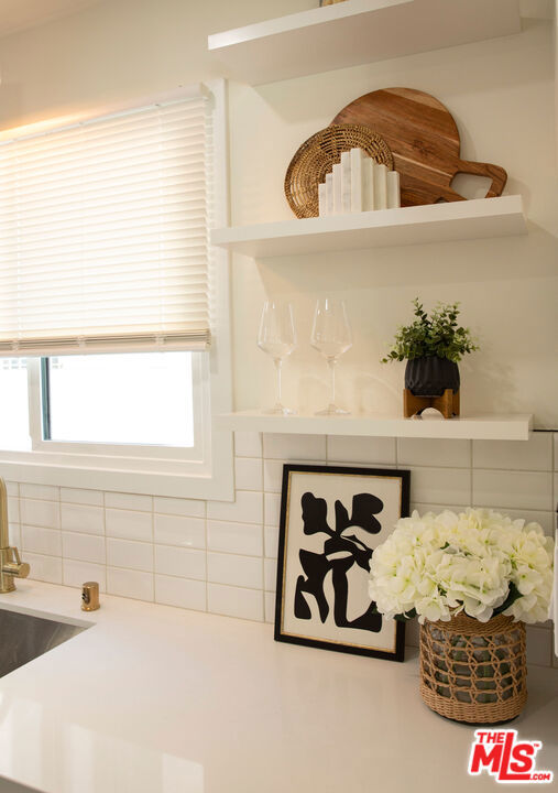 2046 S Burnside Avenue, Los Angeles CA: https://media.crmls.org/mediaz/a7673ff2-b2f4-4e67-afab-0040701fb979.jpg