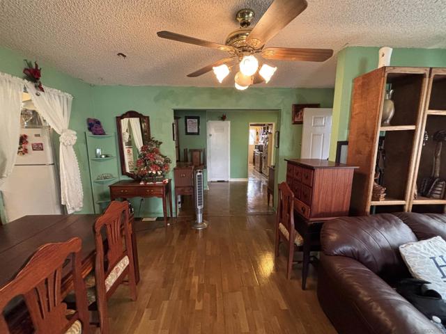 872 74 Duval St, San Diego CA: https://media.crmls.org/mediaz/a7691074-a87f-46ce-99a5-a4035e01b360.jpg