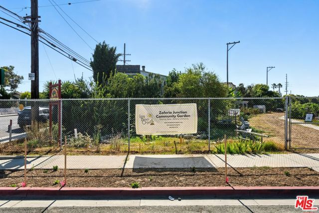 3712 E 10th Street, Long Beach CA: https://media.crmls.org/mediaz/a76ab4a9-1b28-4757-a65d-fd6206ac3e95.jpg