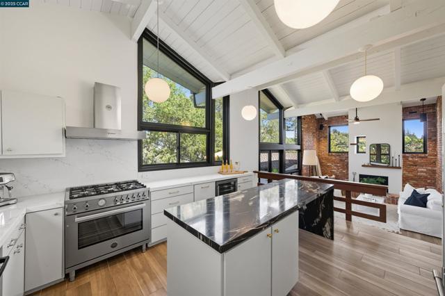 4161 Coralee Ln, Lafayette CA: https://media.crmls.org/mediaz/a76b4e41-f80a-4234-bef9-d144b122d7e1.jpg