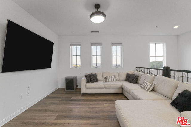 20818 W Bur Oak Circle, Porter Ranch CA: https://media.crmls.org/mediaz/a76bea31-3bc8-4a5c-9ae1-236338073418.jpg