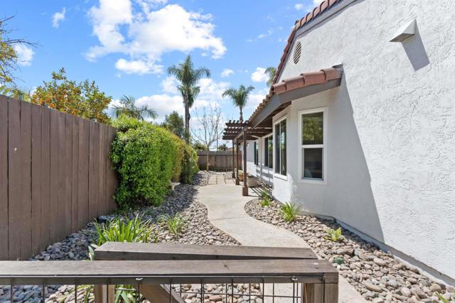 3565 Avenida Amorosa, Escondido CA: https://media.crmls.org/mediaz/a76bf17e-0d3d-40da-b3e6-bf9759d81ffe.jpg