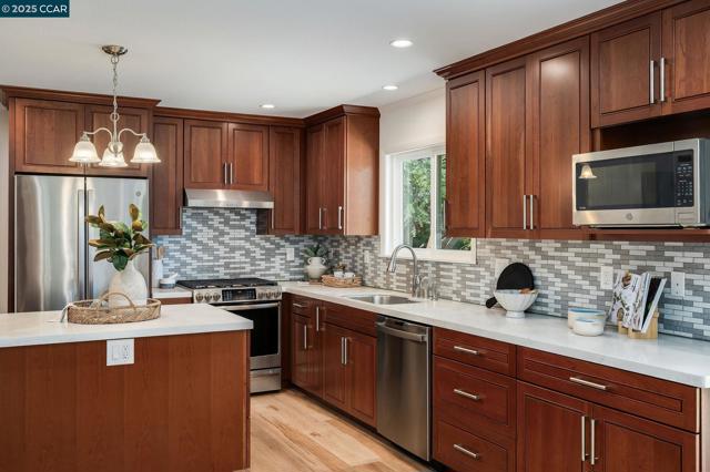3402 Goyak Dr, Lafayette CA: https://media.crmls.org/mediaz/a76e167a-2fc5-4810-a4de-0e6a5ec3e04d.jpg