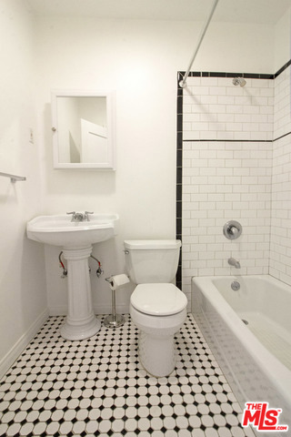 3403 Glenhurst Avenue, Los Angeles CA: https://media.crmls.org/mediaz/a76e6289-7c66-421c-b037-89ee31275ab6.jpg