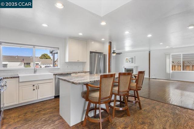 15067 Churchill St, San Leandro CA: https://media.crmls.org/mediaz/a76ed869-581c-4983-8dd0-160810acdba9.jpg
