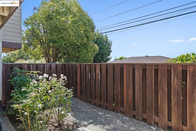 1130 Richmond ST, El Cerrito CA: https://media.crmls.org/mediaz/a76f0597-81f7-4867-b5b8-80ddc01c5dd6.jpg