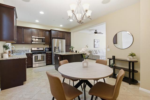 Detail Gallery Image 5 of 21 For 1874 Violet Ct #5,  Chula Vista,  CA 91913 - 3 Beds | 3/1 Baths