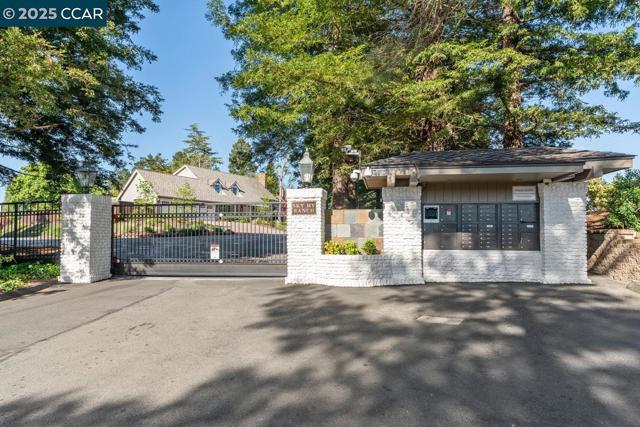 625 Sky Hy Cir, Lafayette CA: https://media.crmls.org/mediaz/a76f4196-d2bb-4686-baa1-26d84fbf845d.jpg