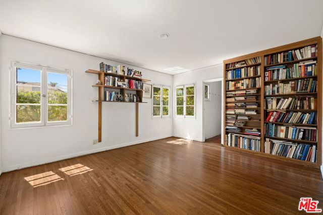 313 S Peck Drive, Beverly Hills CA: https://media.crmls.org/mediaz/a7703ab8-f369-4cad-9534-3f45d040f1ee.jpg