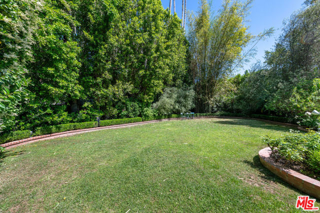 4722 Noeline Avenue, Encino CA: https://media.crmls.org/mediaz/a7706dec-32c9-4bbf-b6f9-067fb5b3ad3c.jpg