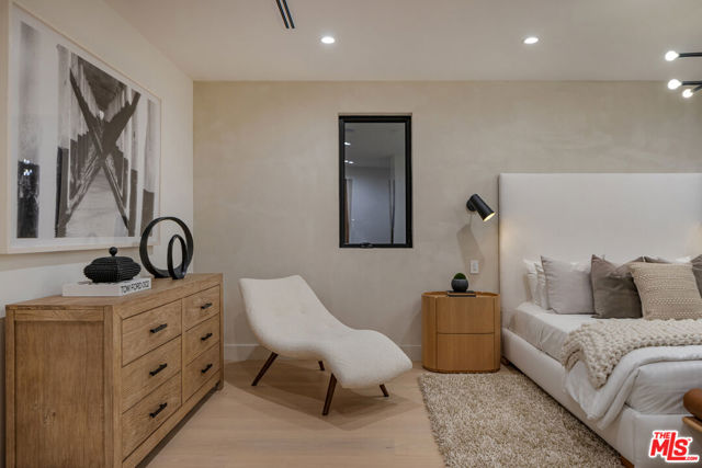 2115 Walnut Avenue, Venice CA: https://media.crmls.org/mediaz/a771f654-ba57-48d4-a06c-211409c80ed5.jpg