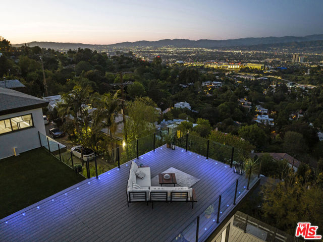 7308 Pacific View Drive, Los Angeles CA: https://media.crmls.org/mediaz/a772304e-7c49-4c14-b26d-199214bce250.jpg