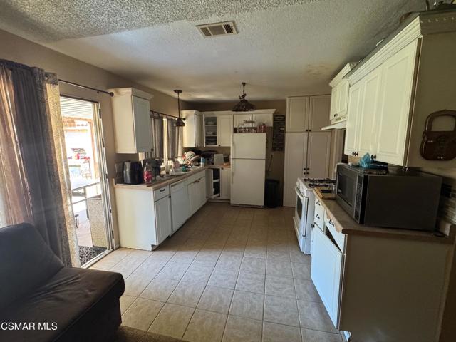 1459 Willowbrook Lane, Simi Valley CA: https://media.crmls.org/mediaz/a7732994-2ffa-4c69-9908-d48abbc45b45.jpg