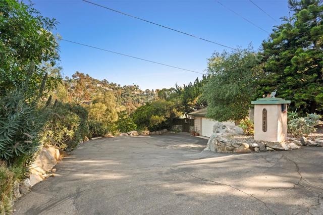 9835 Edgelake Dr, La Mesa CA: https://media.crmls.org/mediaz/a773db2a-ceeb-4122-bfa5-73f19d434367.jpg