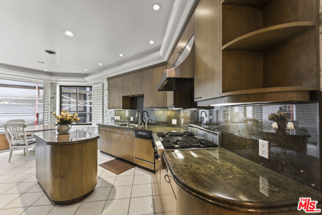 4752 Park Encino Lane, Encino CA: https://media.crmls.org/mediaz/a773ea9e-29a6-42c4-882c-2a236681447e.jpg