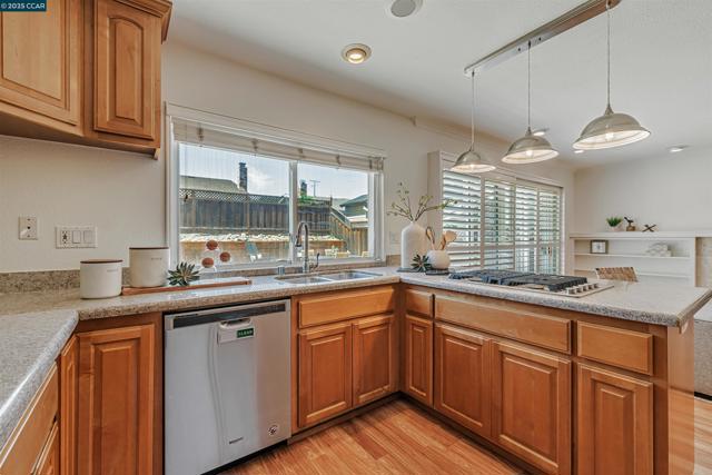 9597 Davona Dr, San Ramon CA: https://media.crmls.org/mediaz/a7758d11-b086-404a-8bce-7c1d29037ae8.jpg