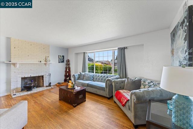885 Tara Hills Dr, Pinole CA: https://media.crmls.org/mediaz/a775a2b4-c534-4339-aa15-7cd7d72f91d3.jpg