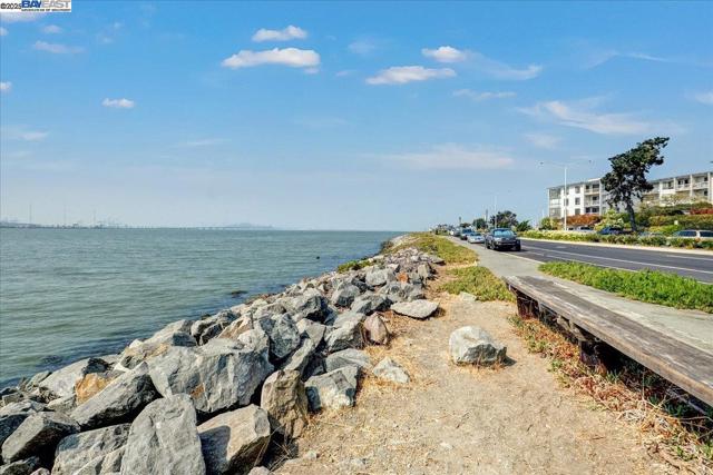 Image 35 of 60 For 2 Admiral Drive  B280