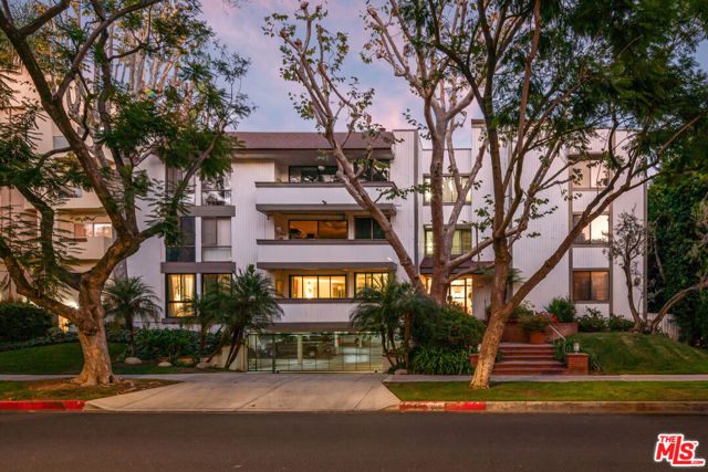 406 N Oakhurst Drive, Beverly Hills CA: https://media.crmls.org/mediaz/a7776e78-8a6a-45b2-a919-87e9868f047d.jpg