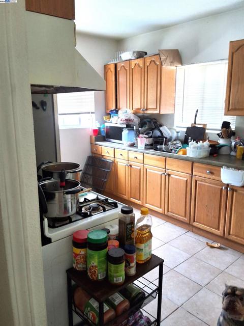 3020 E 19th st, Oakland CA: https://media.crmls.org/mediaz/a7790683-9dca-4aaa-978b-a971b47f74b8.jpg