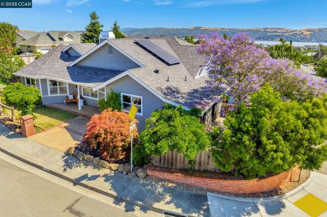 300 Saint Augustine Ct, Benicia CA: https://media.crmls.org/mediaz/a779c3f3-d096-48b7-83cf-0863650f3fa8.jpg