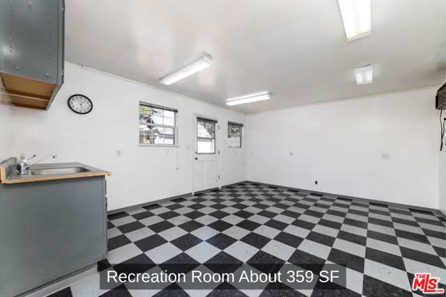 850 N Kenwood Street, Burbank CA: https://media.crmls.org/mediaz/a77be30a-cba6-4cf7-84df-831225d74e11.jpg