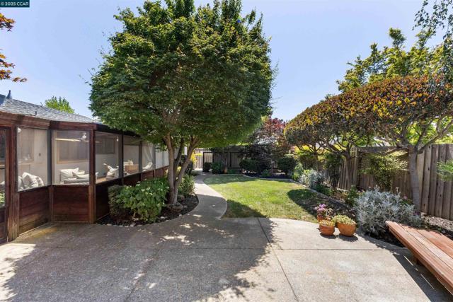 1752 Berrywood Ct, Concord CA: https://media.crmls.org/mediaz/a77dd950-e08f-49c1-95f2-cfba997bcb57.jpg