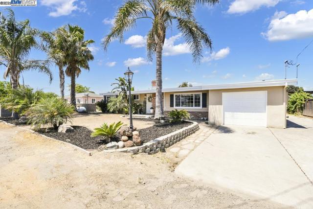 1941 Eden Plains Rd, Brentwood CA: https://media.crmls.org/mediaz/a77e776b-a968-461e-b62b-4b26bda893c0.jpg