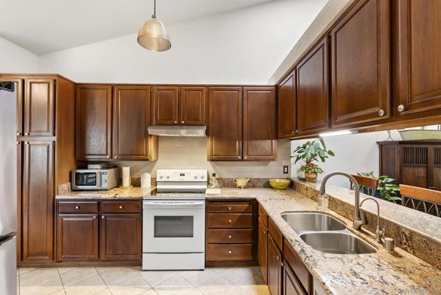 17909 Avenida Alozdra, San Diego CA: https://media.crmls.org/mediaz/a77fcd71-c2a0-48a5-8be5-e62ef18c0683.jpg