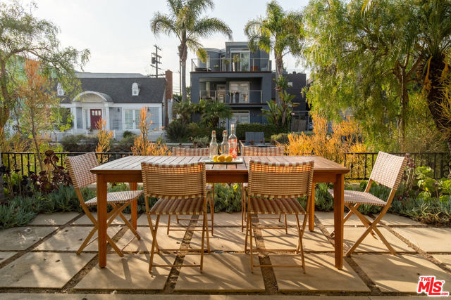 416 Carroll Canal, Venice CA: https://media.crmls.org/mediaz/a7801d4c-d313-496a-bec3-8751a00d98bd.jpg