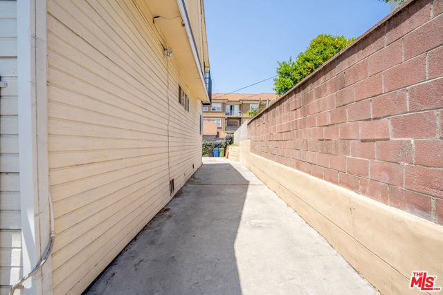 2963 San Marino Street, Los Angeles CA: https://media.crmls.org/mediaz/a781076d-de57-48c9-960b-c388ea8fb505.jpg