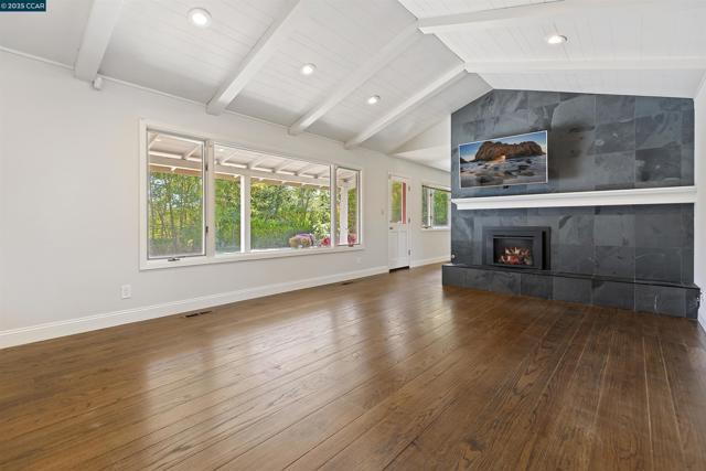 33 Sullivan Dr, Moraga CA: https://media.crmls.org/mediaz/a7812aab-6333-4d05-9aaf-49a72f202743.jpg
